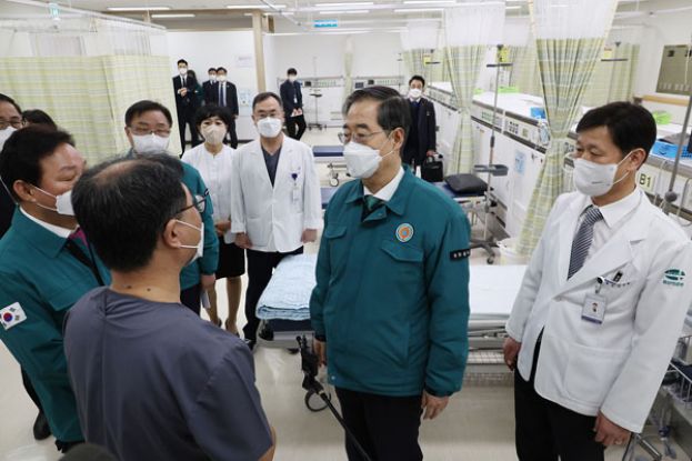 韩国国务总理韩悳洙前往庆尚南道昌原市，和医疗人员对话。韩国政府坚持扩招医学生，近日将完成名额分配。