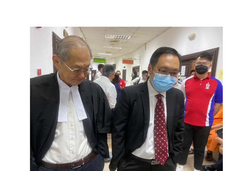 &ldquo;黑洞论&rdquo;答辩人张健仁（右）和父亲张守江离开法庭时摄。