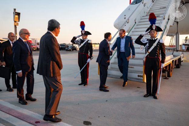 首相安华抵达罗马菲乌米奇诺机场。