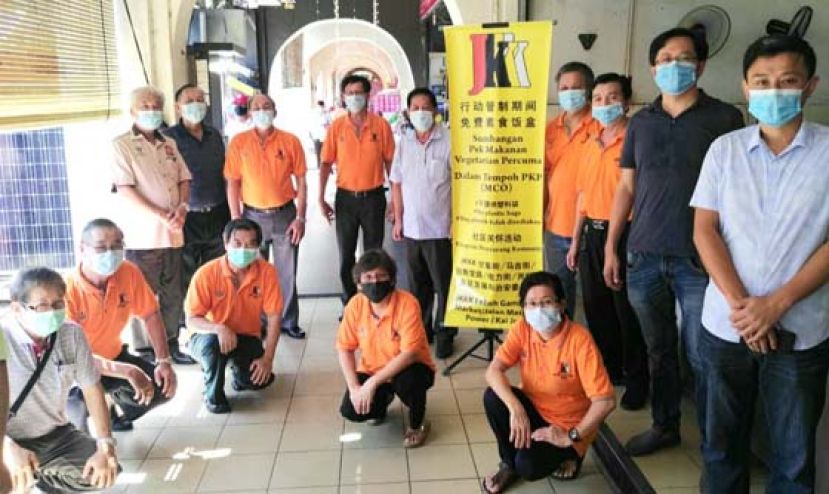 古晋华人社区最高领袖天猛公陈如飞（后排左五）与马吉街、甘蜜街、开裕巷发展与治安委员会负责人甲必丹黄任程（后排左四）在活动现场与理事们合影。在场的还有本固鲁田新华（后排左一）、杨严彬市议员（后排右一）及黄廉欢市议员（后排右二）。