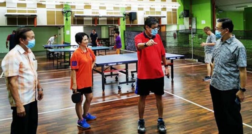 薛华东（右）聆听赖永秀及财政许叶心汇报；左为会长本固鲁严安干。