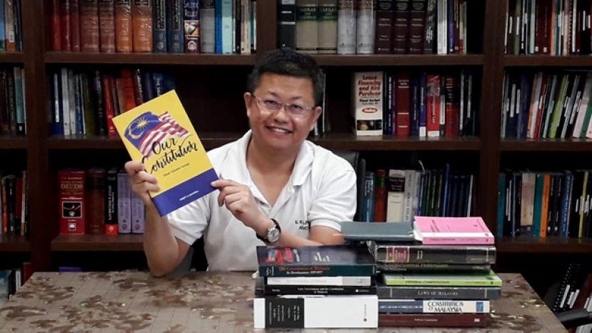  &ldquo;我们的宪法之1963年大马建国契约精神&rdquo;座谈会协调人陈其兴律师展示宪法专家赛沙林所撰写的《我们的宪法》新书。
