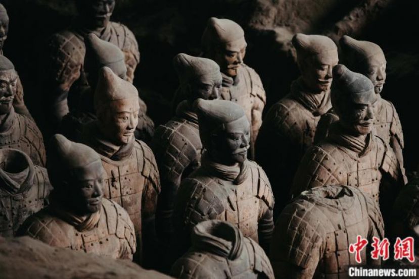 秦始皇帝陵博物院展馆内，兵马俑高大威猛。