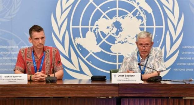 世界气象组织官员巴杜尔（右）说明近期高温天气与厄尔尼诺现象。