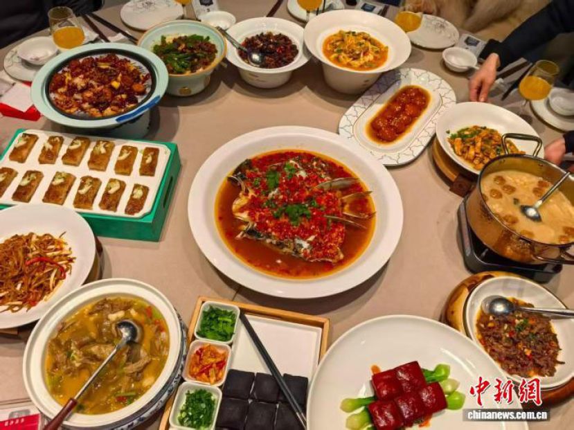 长沙某品牌餐饮店烹制的一桌湘菜。