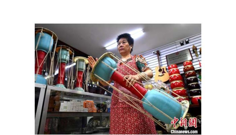 &ldquo;百年许顺兴锣鼓制作技艺&rdquo;代表性传承人许玲正手持狼串，拍打试音。