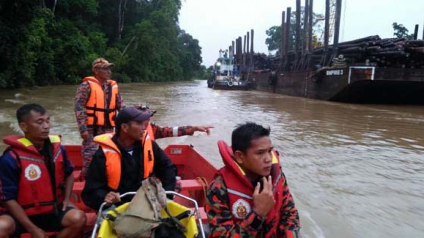 消拯人员乘坐船只在案发地点附近水域展开搜寻。