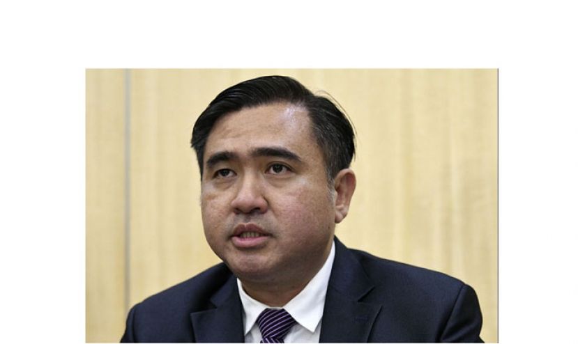 交通部长陆兆福。