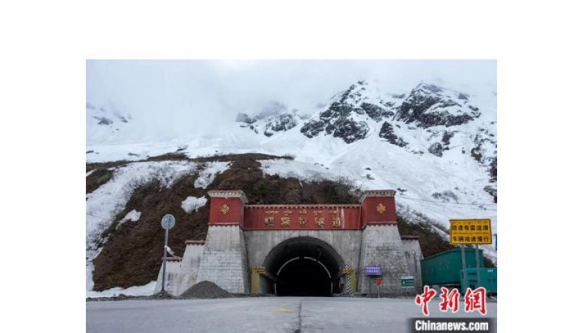 墨脱公路控制性工程──嘎隆拉隧道。上方为嘎隆拉雪山，曾是进入墨脱最大的&ldquo;拦路虎&rdquo;。