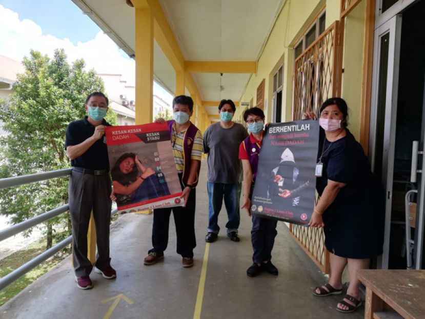 移交2021年&ldquo;毒品醒觉活动海报&rdquo;予给一中联课活动主任萧俊琪。