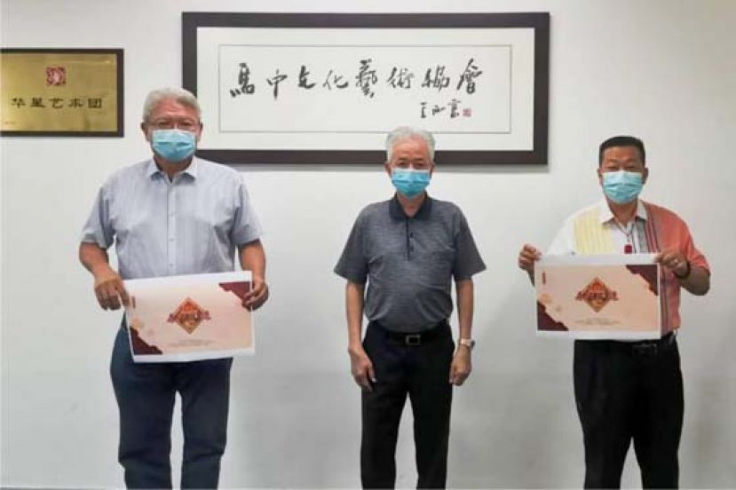 丹斯里古润金（中）、工委会副主席姚迪聪(左)和蔡宝强(右)向各界贺年。