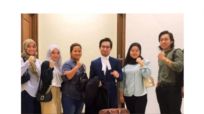 3名状告老师旷课而胜诉的学生与辩护律师合影。