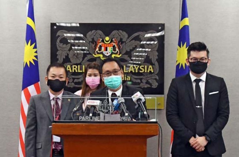 张健仁（中）在国会召开记者会，左为陈泓缣、俞利文(右)和刘强燕(左2)。