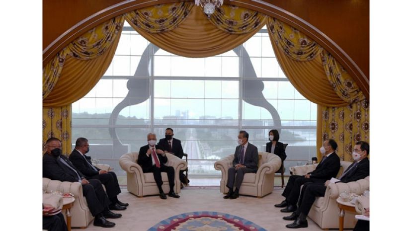 首相拿督斯里依斯迈沙比里（左三）与中国外长王毅（右二）进行融洽交流。