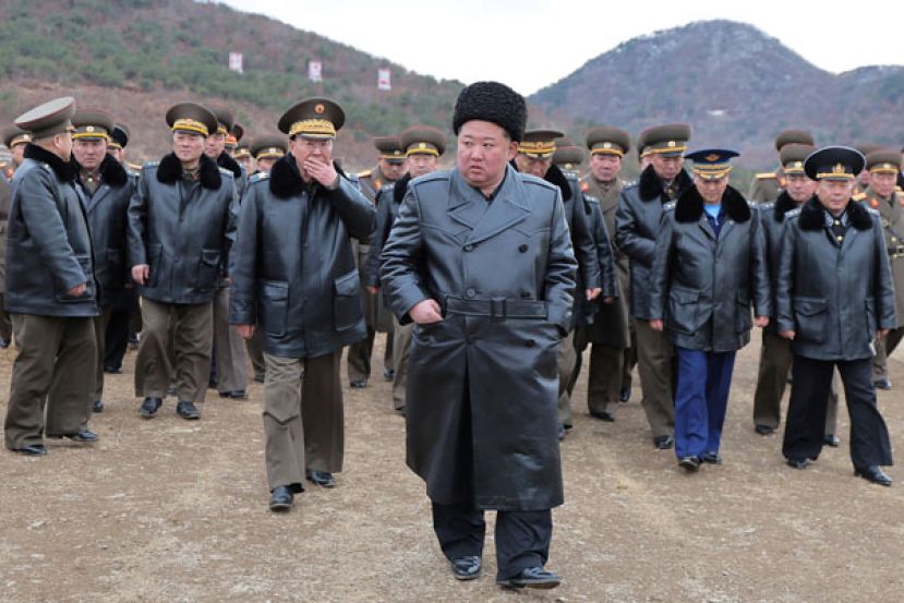 金正恩身形明显较旁人圆润许多。