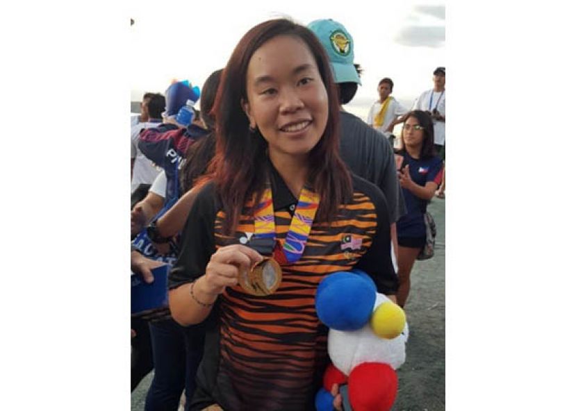 古晋长大与求学的大马滑板选手黄芝恩在东运会女子滑板速降赛中为我国夺得金牌。