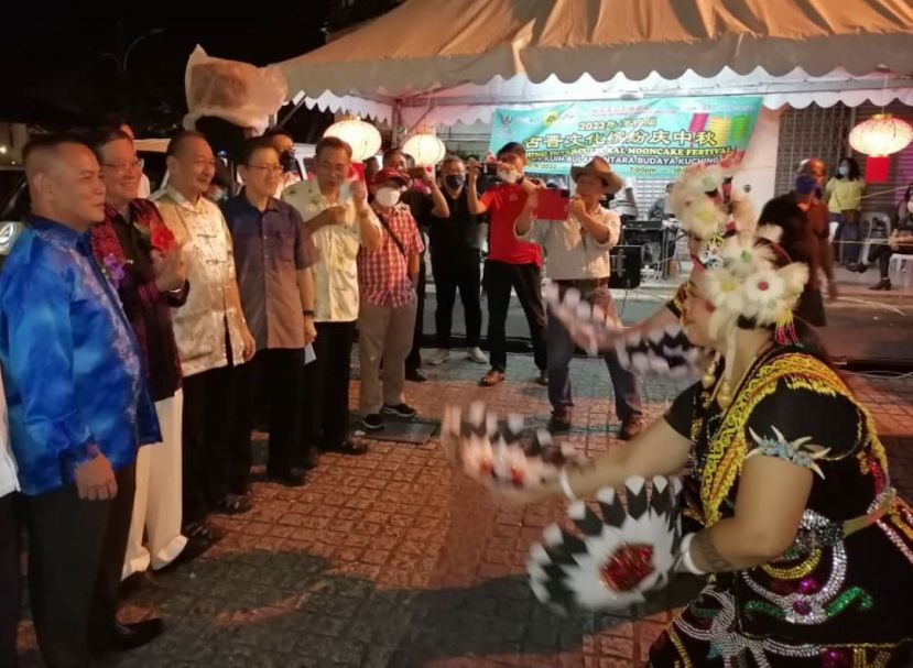  缤纷文化庆中秋庆典筹委主席甲必丹林传政（左起）、主宾拿督邓伦奇、庆典秘书孙守生、顾问薛华东、古晋海南公会主席张光福、砂文化工作者田招炎观赏民族迎宾舞蹈。