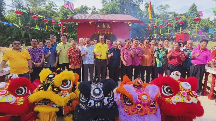 左起古晋忠灵万寿山庙大伯公入座仪式筹委会主席龚财源，拿督蔡传伟，北市行政委员薛華东，巴达旺市议会主席陈开，拿督杨昆贤，理事会主席拿督龚财兴，哥达圣淘沙区立法议员YB叶耀星，永久名誉顾问拿督斯斯里刘为强太平局申，執行顾问天猛公拿督陈如飞，拿督黄世琴，巴都吉当区立法议员YB拿督罗克强代表本固鲁林应发，甲必丹拿督刘思乐、活动司仪温武将，财政龚发信。