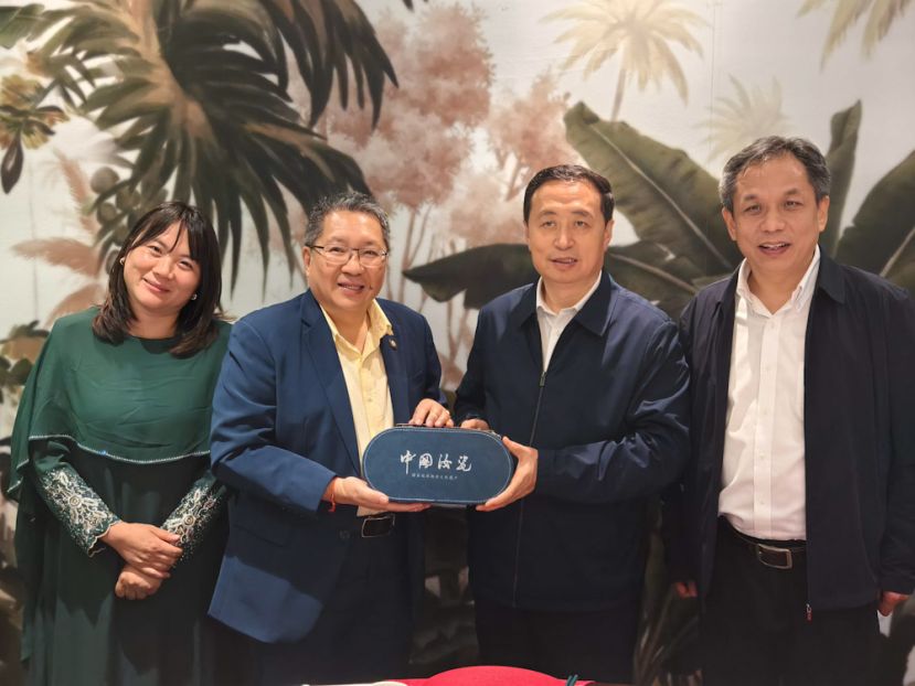 中国河南省人民政府常务副省长孙守刚（右二）赠送纪念品予古晋南市市长拿督黄鸿圣（左二）。