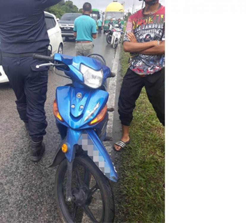 少年骑士的电单车轻微损坏。