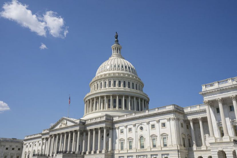 经过数周协商，共和党籍联邦众议院议长强生和国会民主党领袖宣布这项约1.6兆美元联邦开支上限协议。