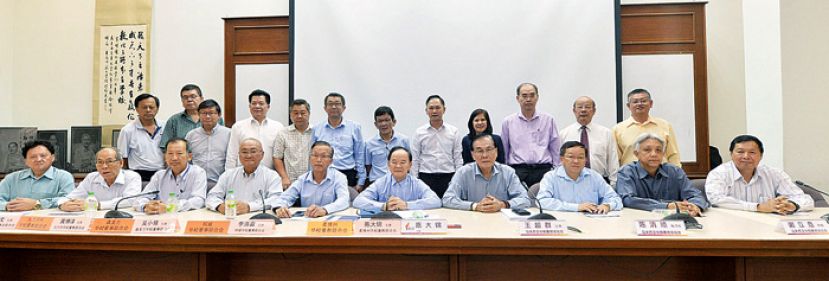 陈大锦（前排左6）促请各华小董事会与家协把指南退回教育部以示抗议。前排左起为陈贵源、蔡庆文、黄博谆、杨应俊、李添霖、王超群、陈清顺、谢立意及彭忠良。