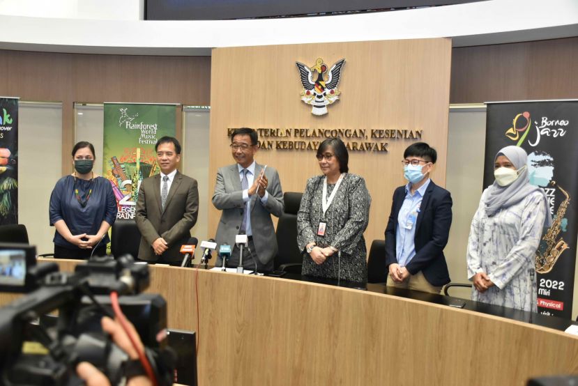 砂旅游、创意和艺术表演部部长拿督斯里阿都卡林（左三）为STB InTel和与 Lotus Voyager   Group（LVG）平台主持推展礼