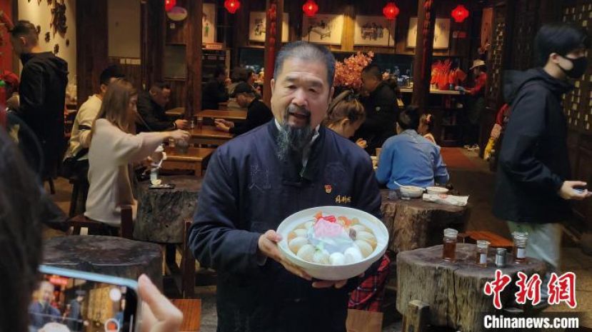 同利肉燕第四代传承人陈君凡在介绍肉燕。