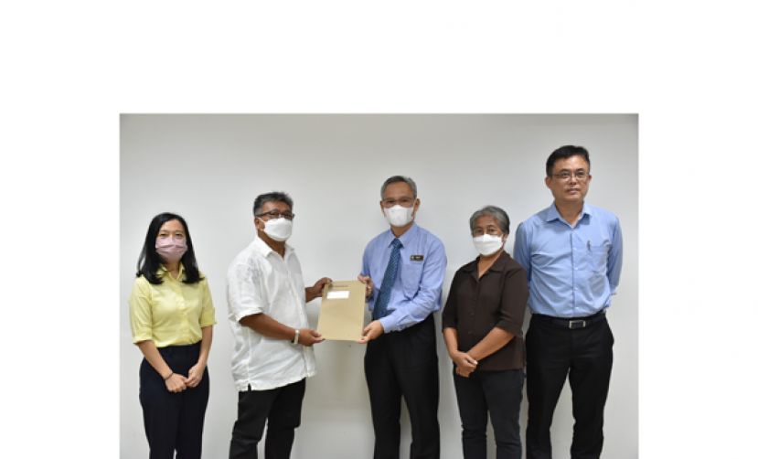 砂总理署政治秘书陈开（右一）、砂人联党妇女组主席许德婉（左一）见证砂社会保险机构局长菲利  桑干（左三）移交丧葬福利金予死者的父亲戈利（左二）及母亲杰克琳（右二）。