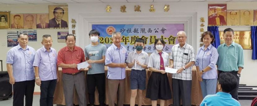 砂陇西公会会长李伟城（左五）丶名誉顾问李锦春（右三）及李健洲（左三）颁发特优组奖励金给得奖子女。右一起为秘书彭国良丶文教主任李锦芳。左一为财政李永雄丶署理会长李开生。
