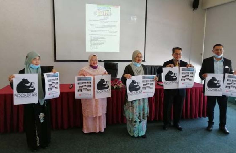 砂图书馆首席执行员拉茜达（中）与其职员推出BookBear递送服务及砂图书馆线上频道。