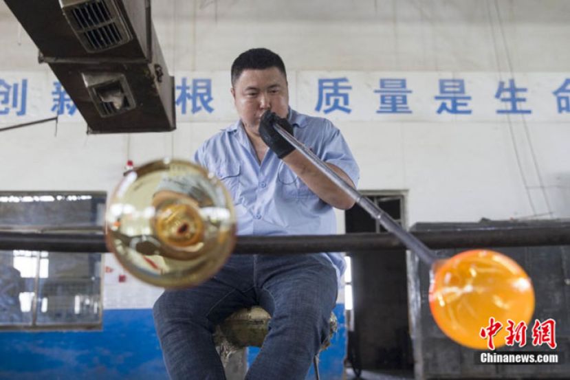 祁县人工吹制玻璃车间。