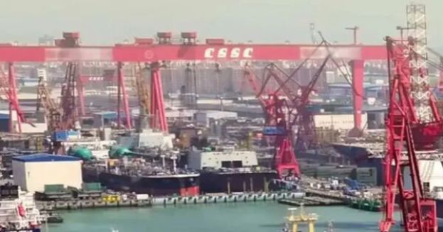 中国建造全球吨位最大的海军补给舰，满载水量据估算将达6.5至7.3万吨。