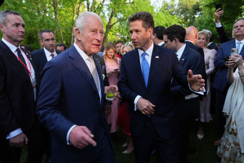 英王查尔斯三世和英国驻美大使特纳（右）27日在华府英国大使馆出席花园派对。