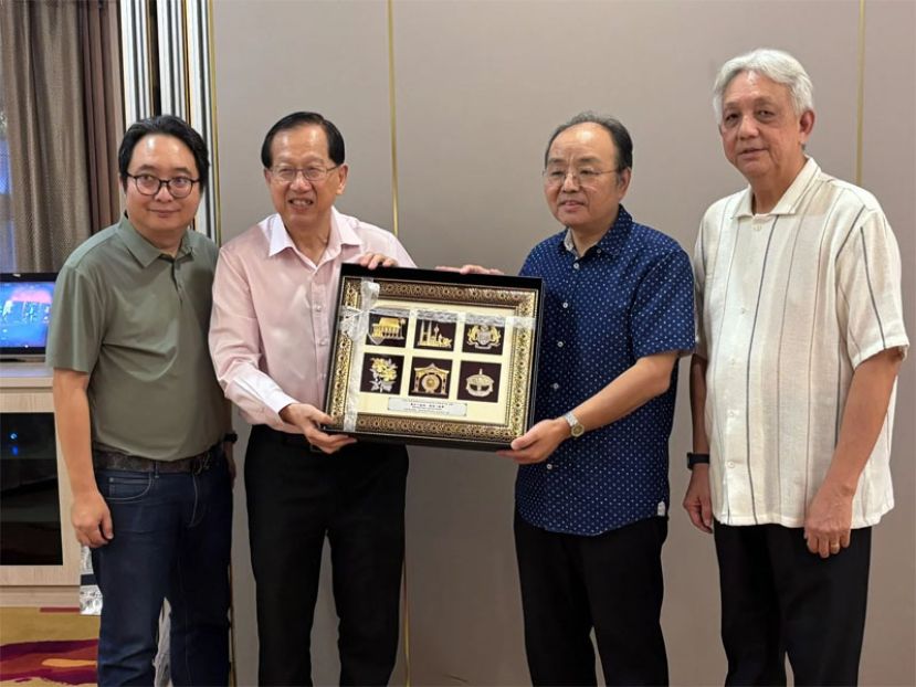 林国元（左起）、陈友信和谢立意（右），联合赠送牌匾予欧阳玉靖（右2），感谢大使任内对大马华教的支持。