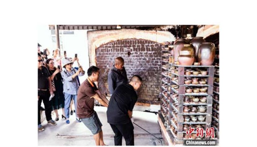 开窑仪式现场。