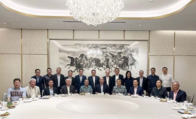 ●中总与中国驻马大使馆交流会，前排左起为林士光、卢成全、王家荣、林国璋、欧阳玉靖、吴逸平、孙淑强、戴良业、陈友良及吕海庭。
