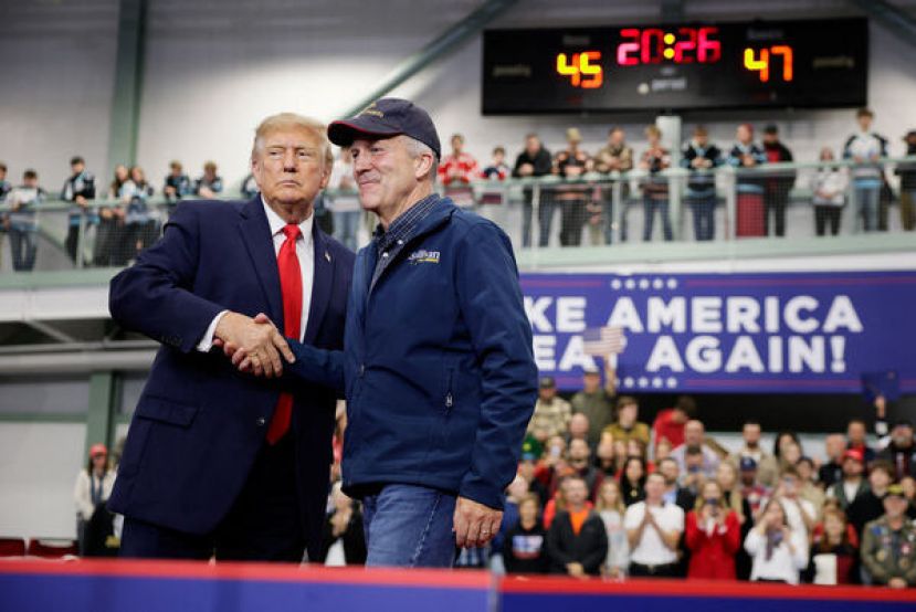 特朗普于阿拉斯加州造势活动上，与共和党籍现任参议员苏利文握手。