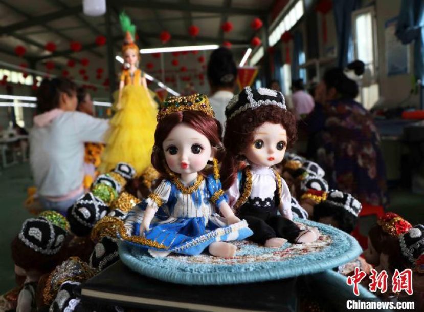 新疆喀什地区伽师县喀什祖美尔服装有限公司制作的&ldquo;古丽娃娃&rdquo;。