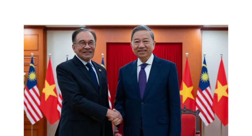 首相安华（左）与越南共总书记苏林握手寒暄。