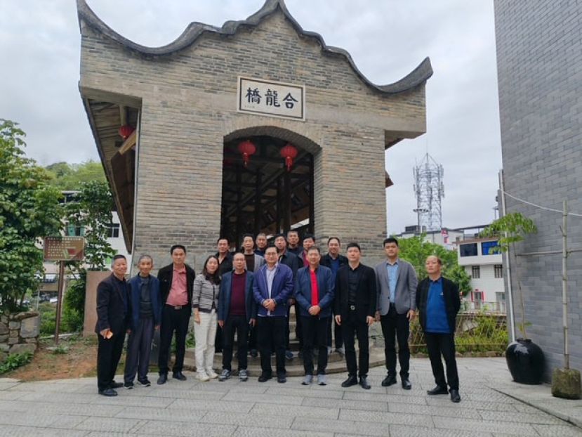 吴标生（左六）等人在省璜镇林立炯书记（右三）前往参观位于闽清县省璜乡省璜村的八都合龙桥，右二为人大代表主席陈东峰。