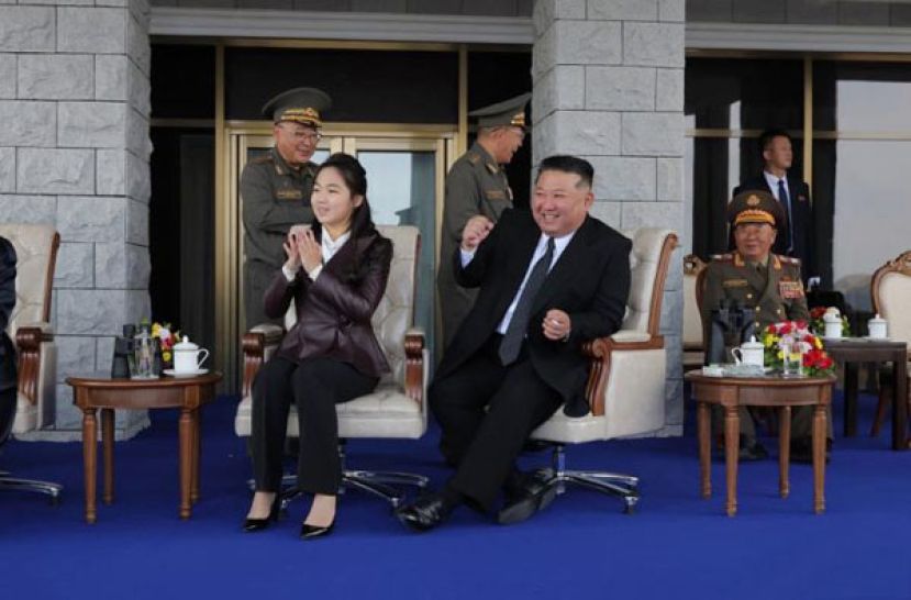 金正恩携女儿金主爱出席朝鲜&ldquo;无人航空技术发展－2026&rdquo;展览会。