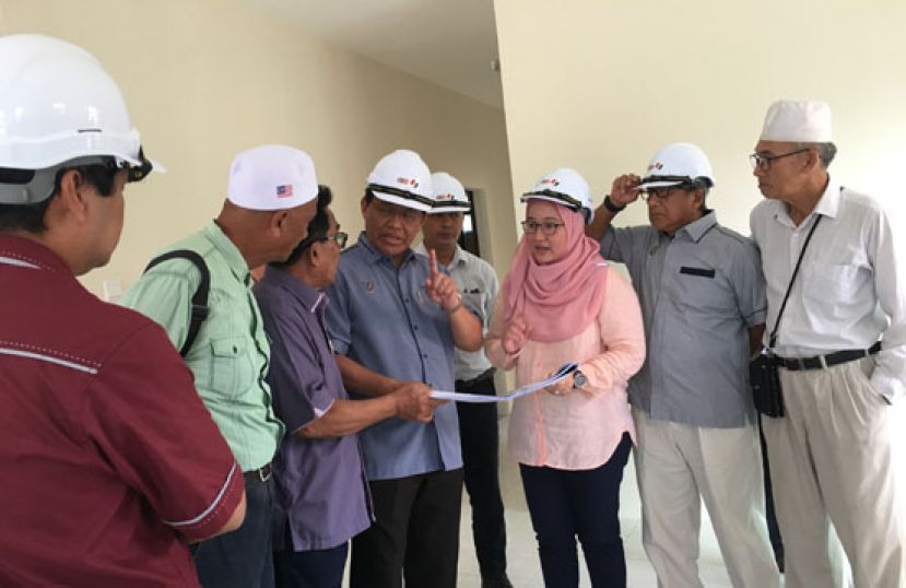 砂首长署助理部长阿都拉曼朱乃迪（左4）巡视达鲁哈纳发展计划区。