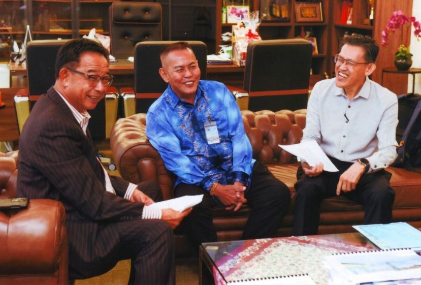甲必丹林传政（中）与薛华东（右）礼貌拜会砂旅游、创意产业及表演艺术部部长拿督斯里阿都卡林。