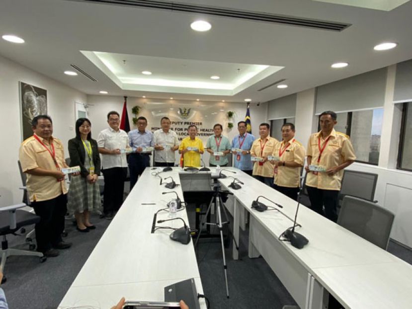 砂副总理沈桂贤（中）与众人一同推展大富村国民型华小新校舍筹款彩票。左起为大富村国民型华小家教协会财政黄永炯丶砂华小事务单位执行秘书黄灵思丶晋汉连省津贴华小董联会署理会长田松茂丶砂华总会长拿督黄良杰及晋汉连省津贴华小董联会会长蔡文铎；右起为大富村国民型华小家教协会副主席黄伟运丶校长锺凭评丶家教协会主席张双贵丶筹款委员会顾问天猛公拿督陈如飞及大富村国民型华小校董会主席甲必丹黄永定。