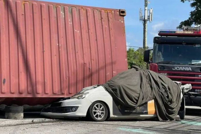 拖格罗厘集装箱失衡倒下 压到轿车   21岁华裔女司机当场身亡