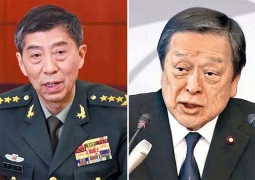 李尚福（左图）与滨田靖一（右图）使用中日防务部门海空联络机制直通电话通话。