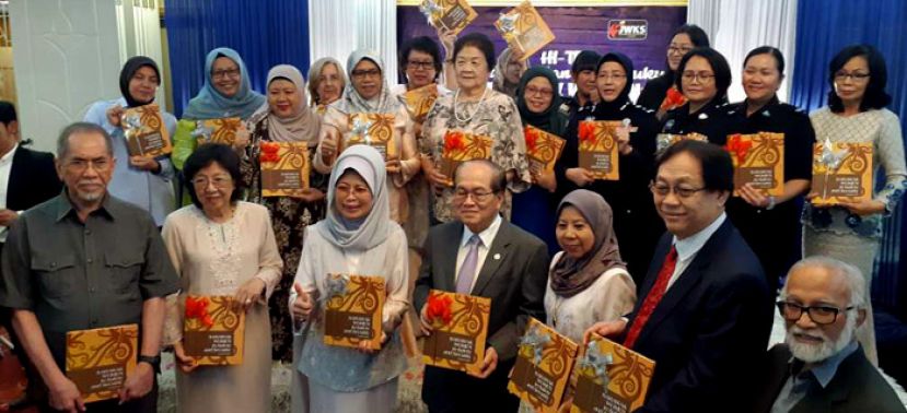 砂副首长拿督阿玛道格拉斯（左四）与众嘉宾展示砂福利、妇女与社会和谐部门所出版的砂拉越女性安全及保护书籍，左三;为砂福部长拿督斯里法蒂玛陈赛明。