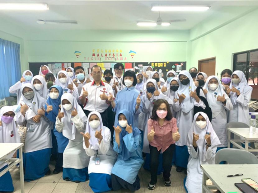 吴恒灿（左六）陈秀珠（左七）伍爱群（前排右二）为参加汉语考试的土著学生打气加油。