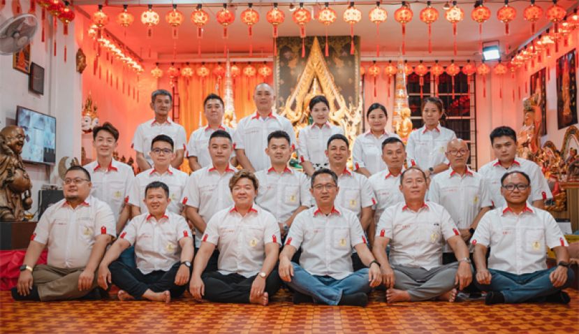 前排（坐者）：右三为筹委会主席甲必丹杨国宗。右起为筹委会顾问王晓明、 副主席陈泰兴、副主席江财安、筹委会顾问林桦隆、秘书李梦洋市议员。